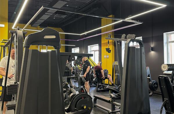 Тренажерный зал: энергия света и цвета